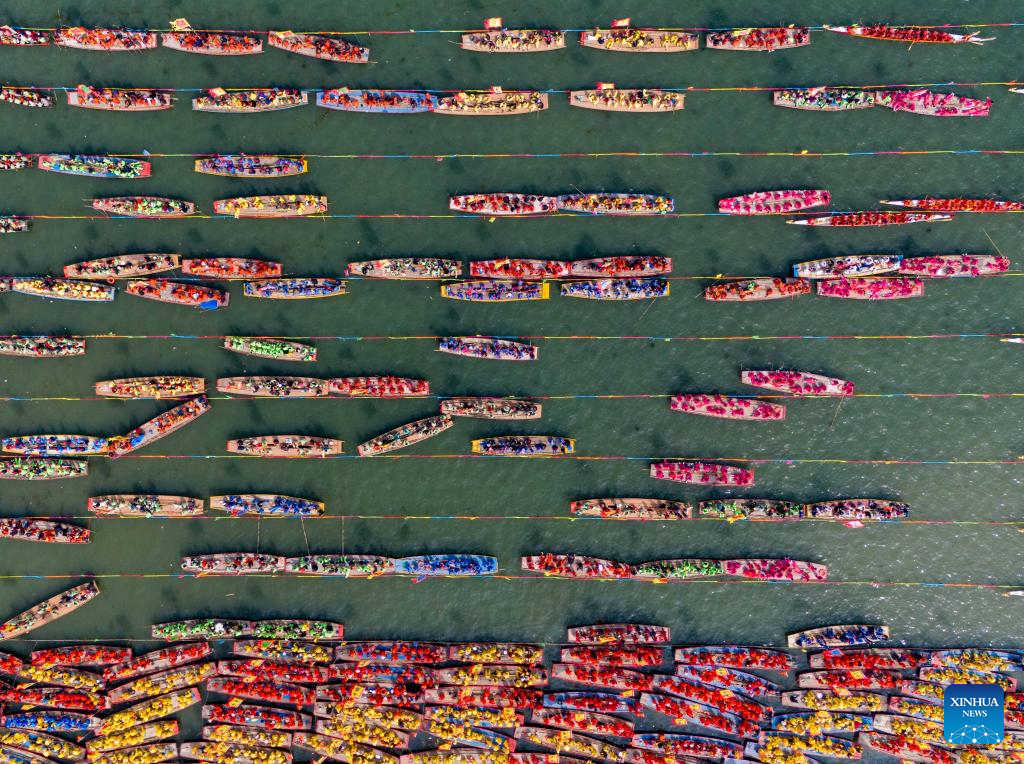 Foto dron bertarikh 6 April 2026 menunjukkan bot bersiap sedia untuk menyertai Festival Bot Qintong di Taman Tanah Basah Negara Qinhu di pekan Qintong, bandar Taizhou, provinsi Jiangsu, timur China. (Foto oleh Yang Yugang/Xinhua)