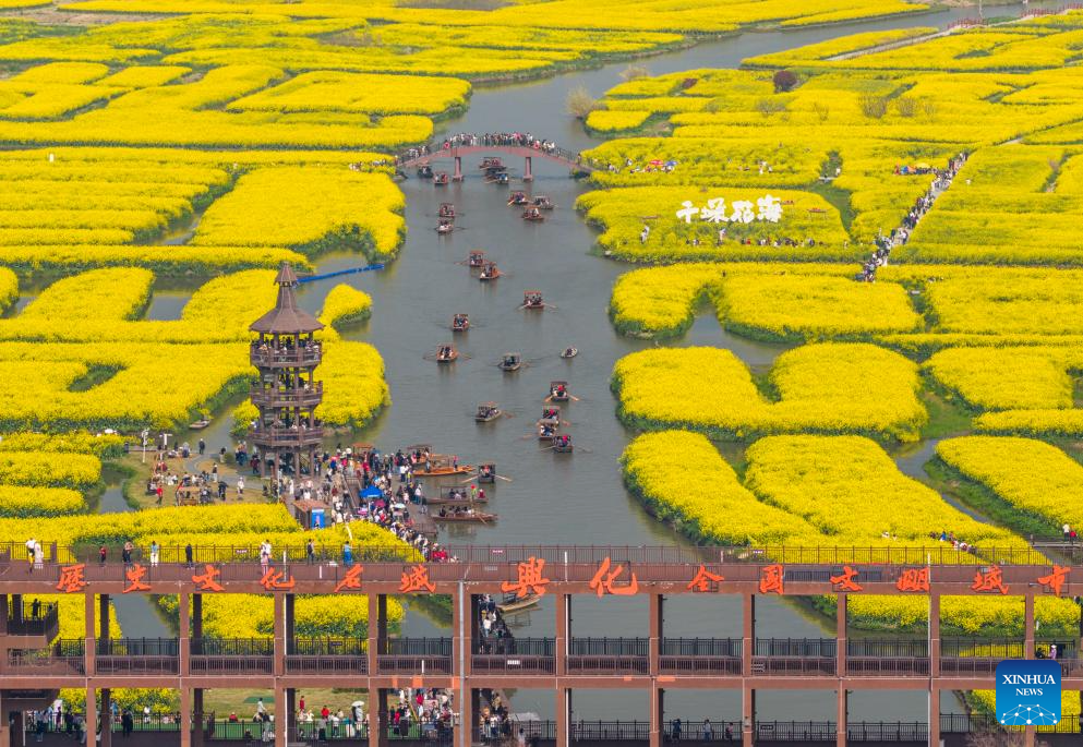 Foto dron pada 4 April 2026 menunjukkan pelancong sedang melihat bunga di sebuah tempat peranginan semasa cuti Pesta Qingming di bandar Xinghua, provinsi Jiangsu, timur China. (Zhou Shegen/Xinhua)