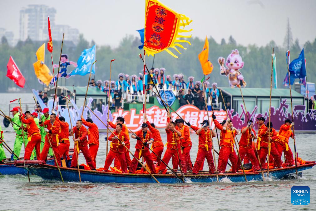 Pengemudi mengayuh bot dengan galah untuk berlumba pada Festival Bot Qintong di Taman Tanah Basah Negara Qinhu di pekan Qintong, bandar Taizhou, provinsi Jiangsu, timur China, 6 April 2026. (Foto oleh Tang Dehong/Xinhua)