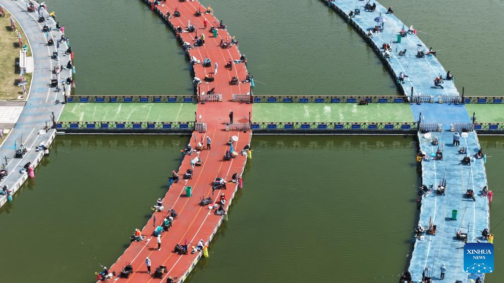 Foto dron pada 4 April 2026 menunjukkan peminat memancing menyertai satu pertandingan semasa cuti Pesta Qingming di kaunti Sihong, provinsi Jiangsu, timur China. (Xu Changliang/Xinhua)