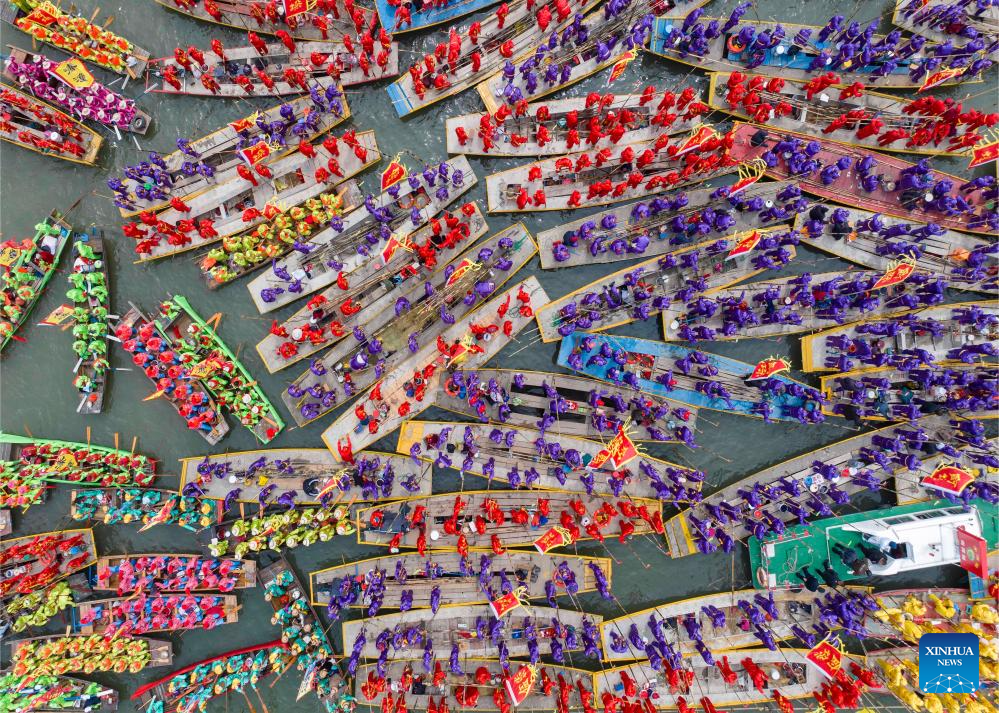 Foto dron bertarikh 6 April 2026 menunjukkan bot yang berkumpul pada Festival Bot Qintong di Taman Tanah Basah Negara Qinhu di pekan Qintong, bandar Taizhou, provinsi Jiangsu, timur China. (Foto oleh Tang Dehong/Xinhua)