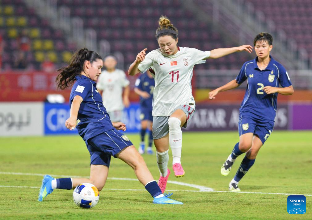 Yu Xingyue (tengah) dari China menembusi pertahanan lawan semasa perlawanan kumpulan A antara China dan Thailand pada Piala Asia Wanita U20 AFC 2026 di Pathum Thani, Thailand, 7 April 2026. (Xinhua/Rachen Sageamsak)