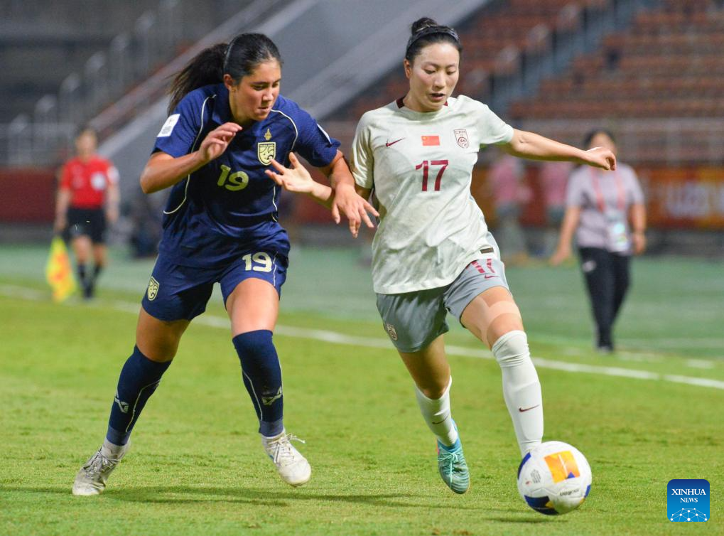 Xie Zongmei (kanan) dari China bersaing dengan Madison Jade Casteen dari Thailand semasa perlawanan kumpulan A antara China dan Thailand pada Piala Asia Wanita U20 AFC 2026 di Pathum Thani, Thailand, 7 April 2026. (Xinhua/Rachen Sageamsak)