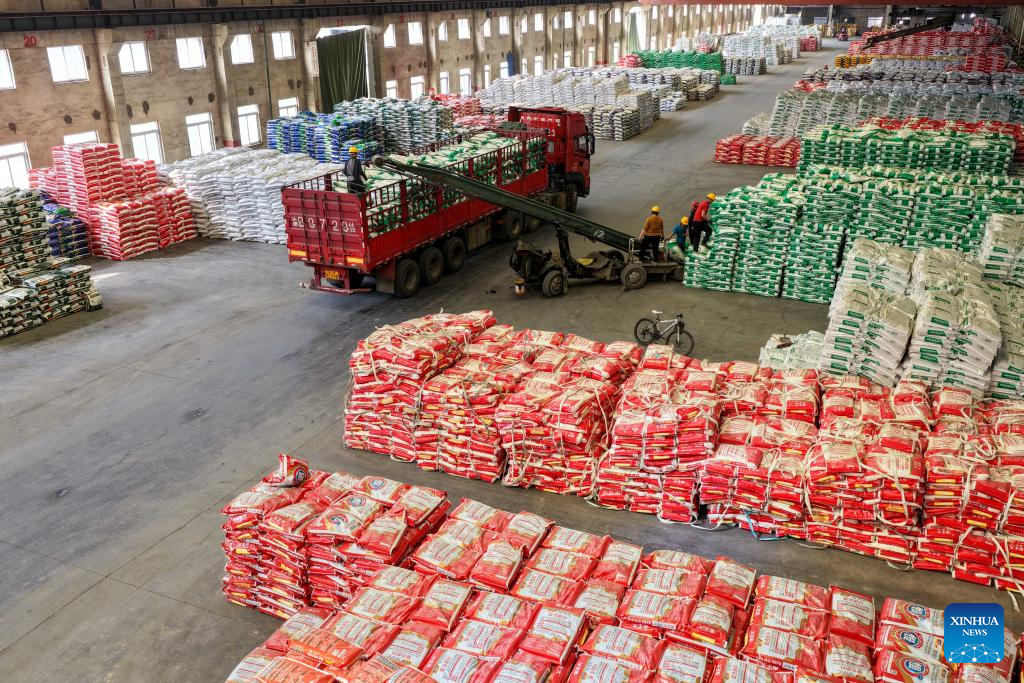 Foto dron bertarikh 16 April 2026 menunjukkan pekerja memuatkan baja ke dalam sebuah trak di sebuah syarikat baja di kaunti Weng’an, provinsi Guizhou, barat daya China. (Xinhua/Xiao Wei)