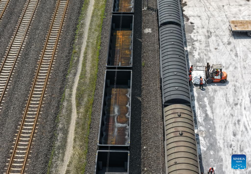 Foto dron bertarikh 16 April 2026 menunjukkan pekerja memunggah bahan mentah baja di Stesen Kereta Api Niuchang di laluan Rel Weng'an-Machangping, provinsi Guizhou, barat daya China. (Xinhua/Yang Wenbin)