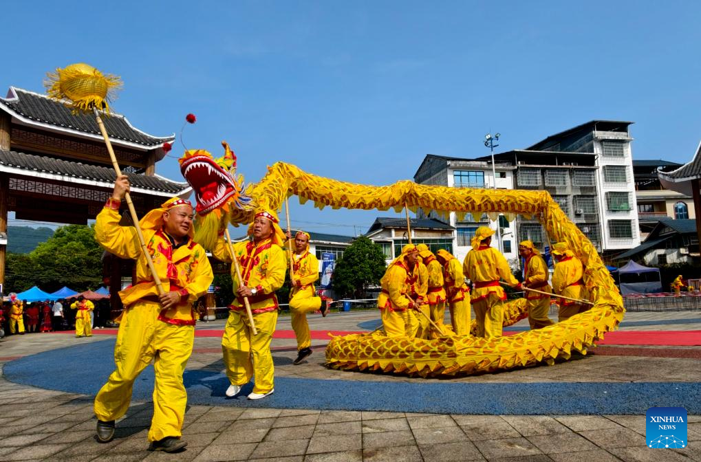 Foto dron bertarikh 19 April 2026 menunjukkan persembahan tarian naga oleh penduduk kampung pada satu acara sambutan Pesta Sanyuesan di Taizhou, provinsi Jiangsu, timur China. (Foto oleh Tang Dehong/Xinhua)