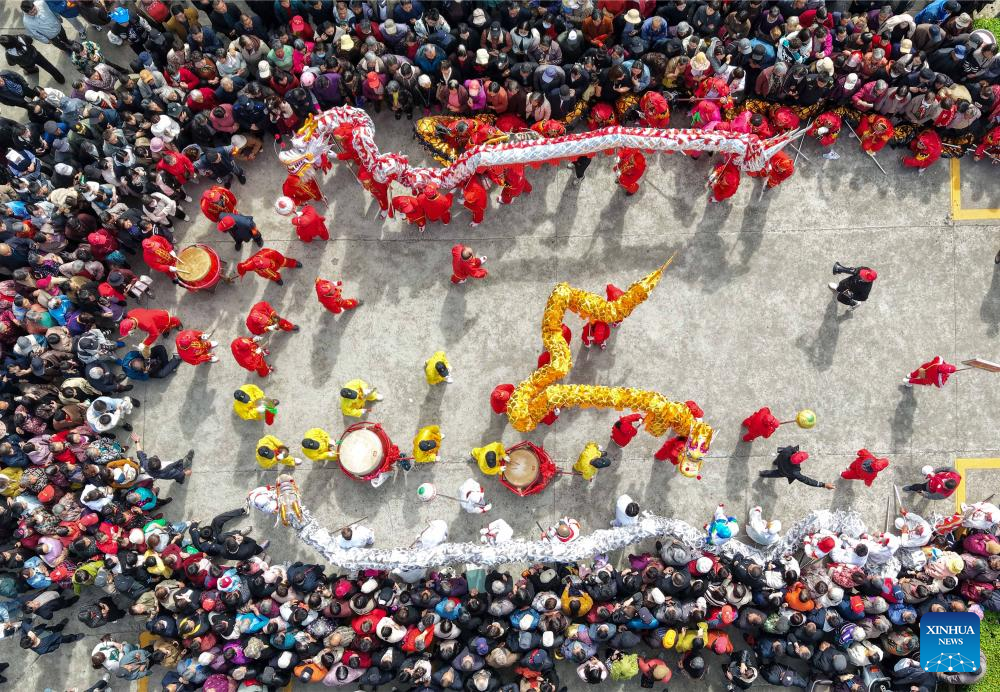 Foto dron bertarikh 19 April 2026 menunjukkan persembahan tarian naga oleh penduduk kampung pada satu acara sambutan Pesta Sanyuesan di Taizhou, provinsi Jiangsu, timur China. (Foto oleh Tang Dehong/Xinhua)