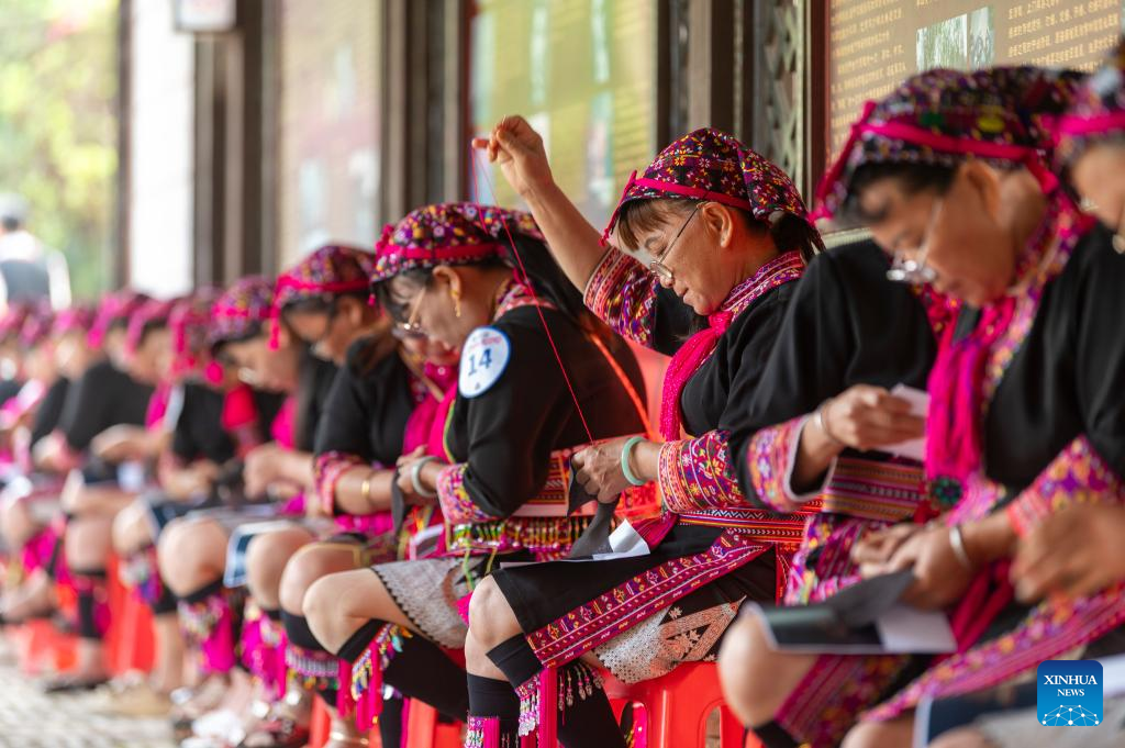 Wanita mengambil bahagian dalam pertandingan menyulam pada satu acara sambutan Pesta Sanyuesan di Qionghai, provinsi Hainan, selatan China, 19 April 2026. (Foto oleh Meng Zhongde/Xinhua)