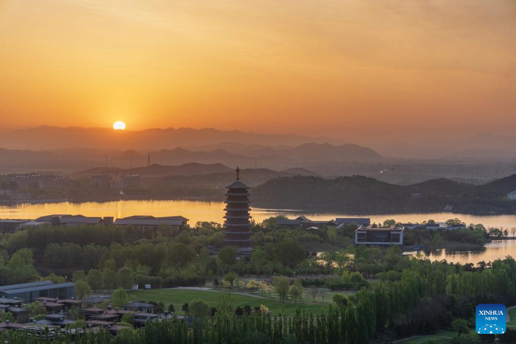 Foto yang diambil pada 21 April 2026 ini menunjukkan pemandangan cahaya matahari pagi di Beijing, ibu negara China. (Foto oleh Wen Hongzheng/Xinhua)