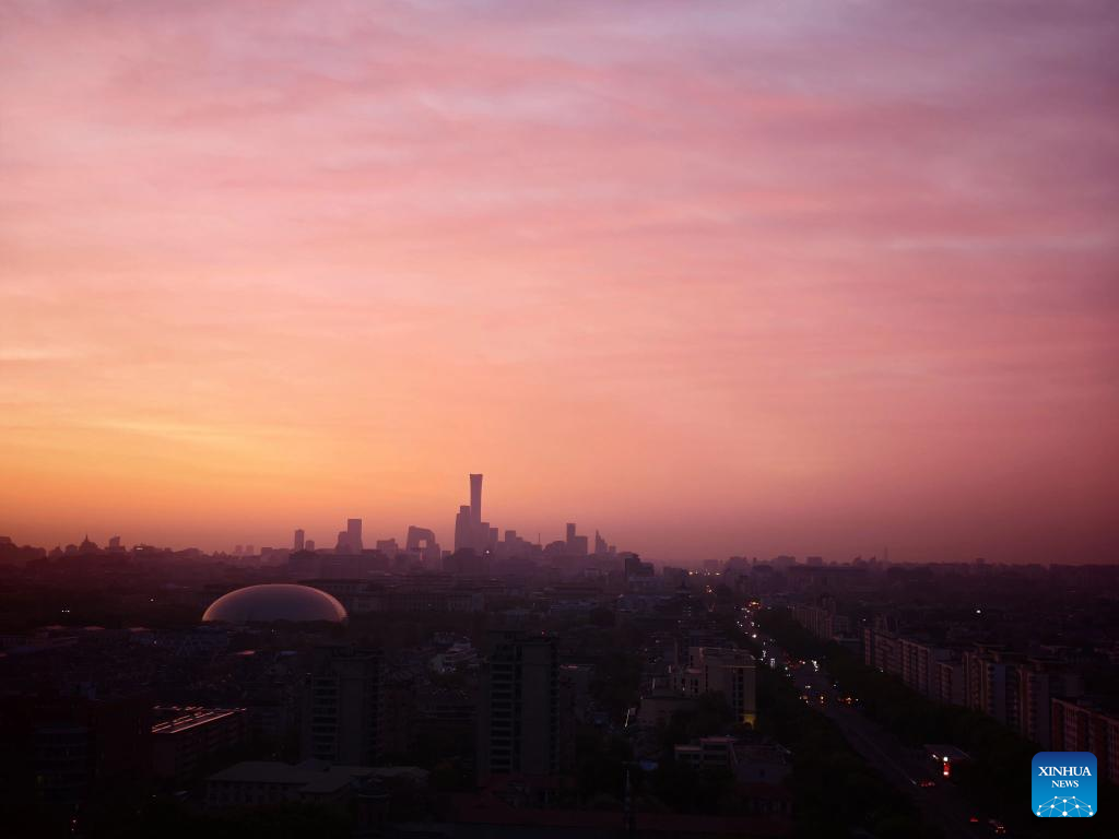 Foto yang diambil pada 21 April 2026 ini menunjukkan pemandangan cahaya matahari pagi di Beijing, ibu negara China. (Foto oleh Wen Hongzheng/Xinhua)