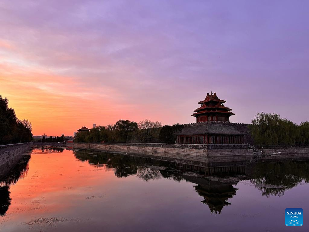 Foto yang diambil pada 21 April 2026 ini menunjukkan pemandangan cahaya matahari pagi di Beijing, ibu negara China. (Foto oleh Wen Hongzheng/Xinhua)