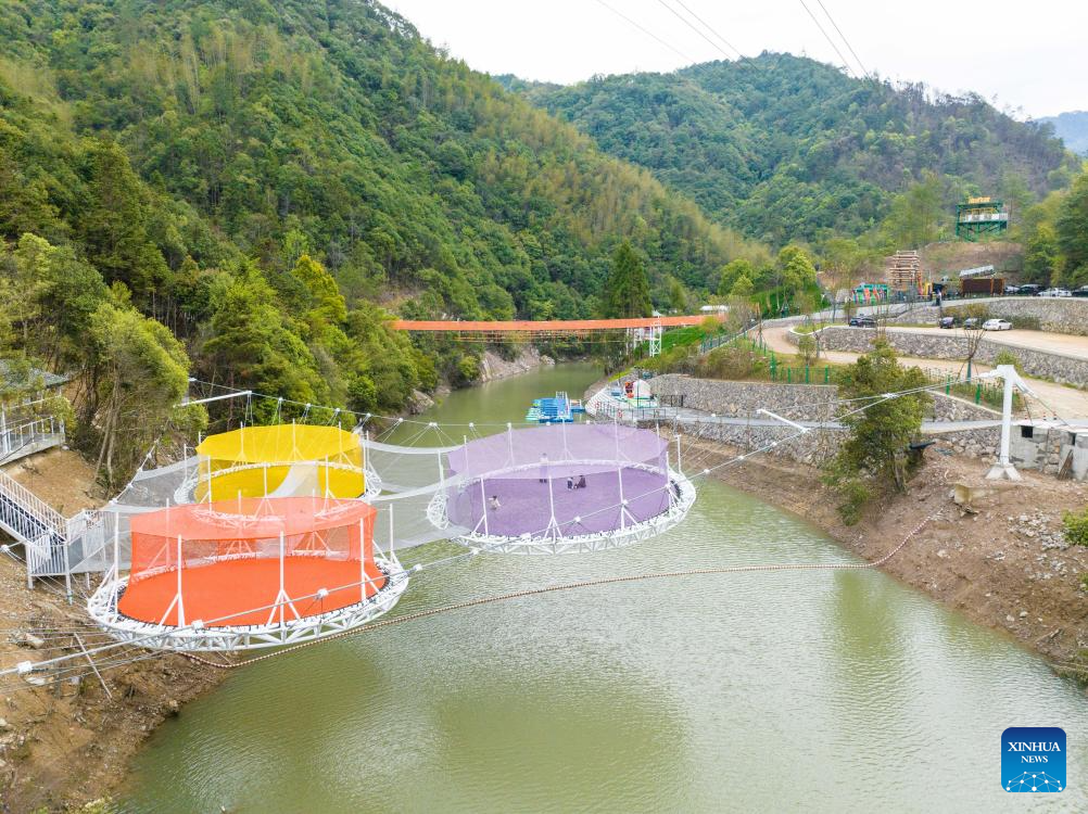 Foto dron pada 29 Mac 2026 menunjukkan sebuah taman kembara di kaunti Yunhe, bandar Lishui, provinsi Zhejiang, timur China. (Xinhua/Jiang Han)