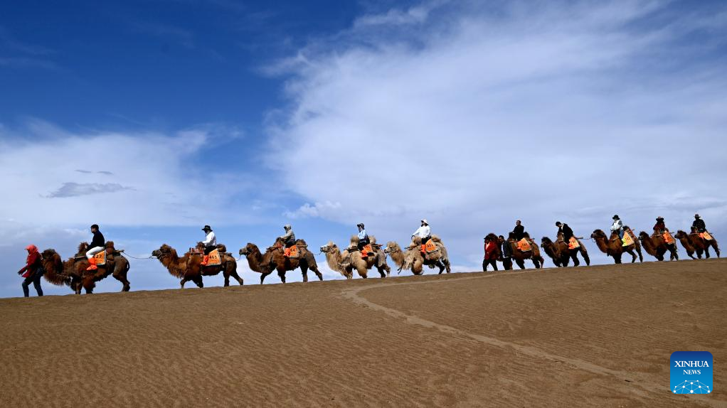 Pelancong melawat Pergunungan Mingsha dan Kawasan Peranginan Mata Air Bulan Sabit di bandar Dunhuang, provinsi Gansu, barat laut China, 27 April 2026. (Zhang Xiaoliang/Xinhua)