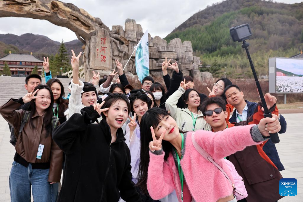 Pelancong berswafoto di tempat peranginan Weiheyuan di bandar Dingxi, provinsi Gansu, barat laut China, 27 April 2026. (Hou Chonghui/Xinhua)