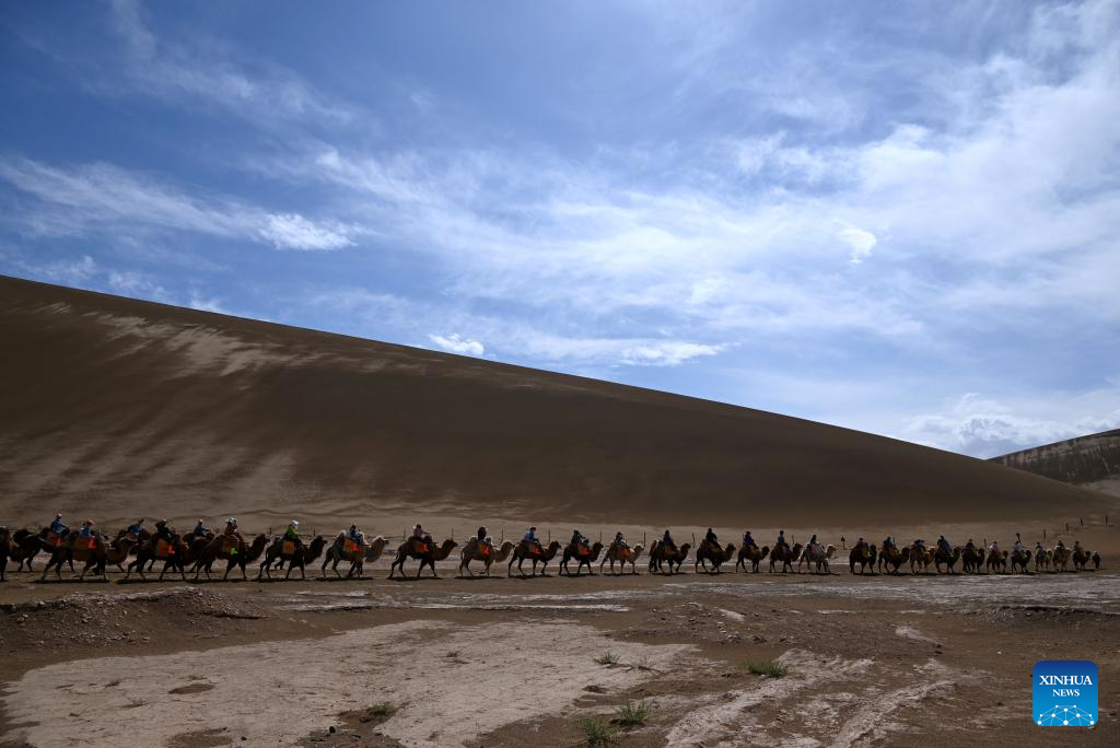 Pelancong melawat Pergunungan Mingsha dan Kawasan Peranginan Mata Air Bulan Sabit di bandar Dunhuang, provinsi Gansu, barat laut China, 27 April 2026. (Zhang Xiaoliang/Xinhua)