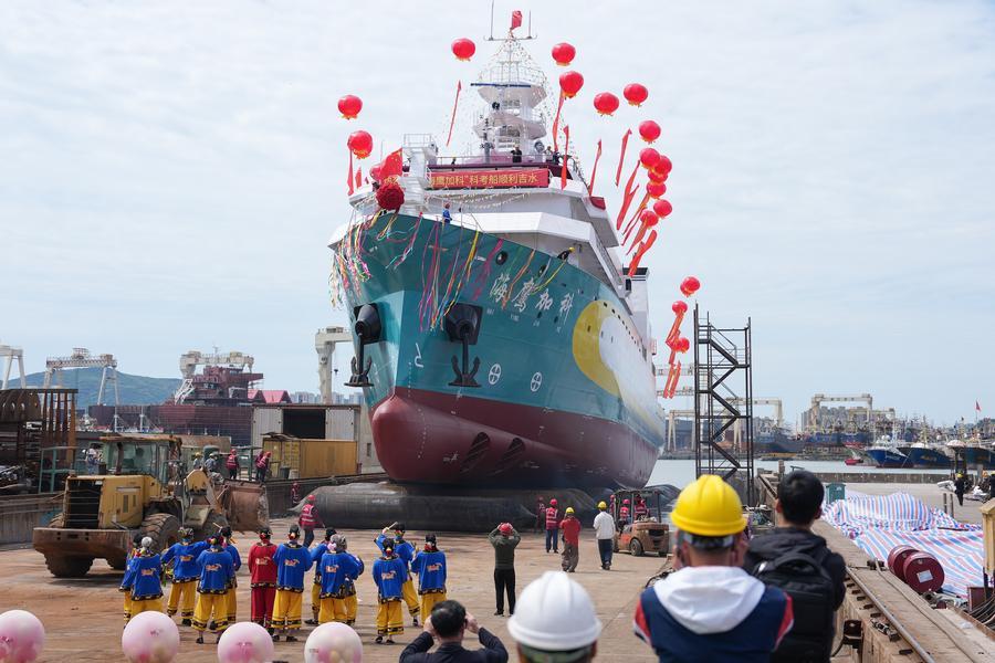 Satu upacara pelancaran diadakan untuk kapal penyelidikan saintifik pertama China yang dibina dengan modal swasta, R/V Haiying Surveyor, di Wenling, provinsi Zhejiang, timur China, 5 Mei 2026. (Xinhua/Huang Zongzhi)