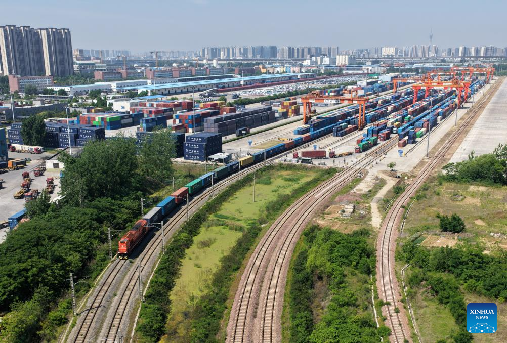 Foto bertarikh 9 Mei 2026 ini menunjukkan sebuah tren barang China-Eropah ke Hamburg, Jerman, berlepas dari Stesen Kereta Api Putian di Zhengzhou, provinsi Henan, tengah China. (Xinhua/Li Jianan)