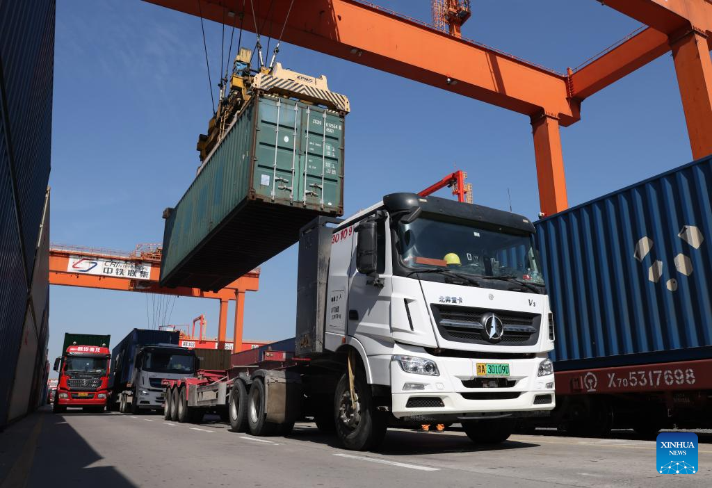 Foto bertarikh 9 Mei 2026 ini menunjukkan sebuah kontena sedang dinaikkan ke tren barang China-Eropah di Zhengzhou, provinsi Henan, tengah China. (Xinhua/Li Jianan)