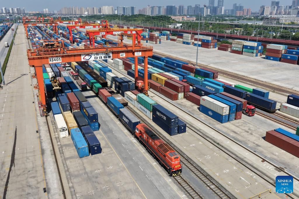 Foto bertarikh 9 Mei 2026 ini menunjukkan sebuah tren barang China-Eropah ke Hamburg, Jerman, berlepas dari Stesen Kereta Api Putian di Zhengzhou, provinsi Henan, tengah China. (Xinhua/Li Jianan)