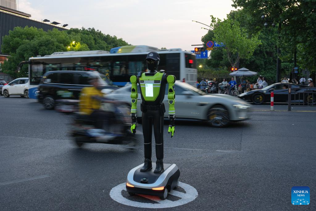 Sebuah robot pengurusan trafik pintar menjalankan tugas di satu persimpangan di kawasan komersial Hubin, Hangzhou, provinsi Zhejiang, timur China, 11 Mei 2026. (Xinhua/Huang Zongzhi)
