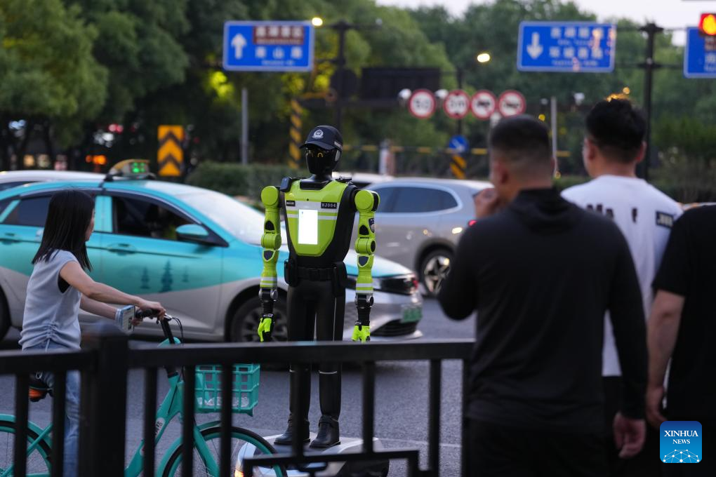 Sebuah robot pengurusan trafik pintar menjalankan tugas di satu persimpangan di kawasan komersial Hubin, Hangzhou, provinsi Zhejiang, timur China, 11 Mei 2026. (Xinhua/Huang Zongzhi)