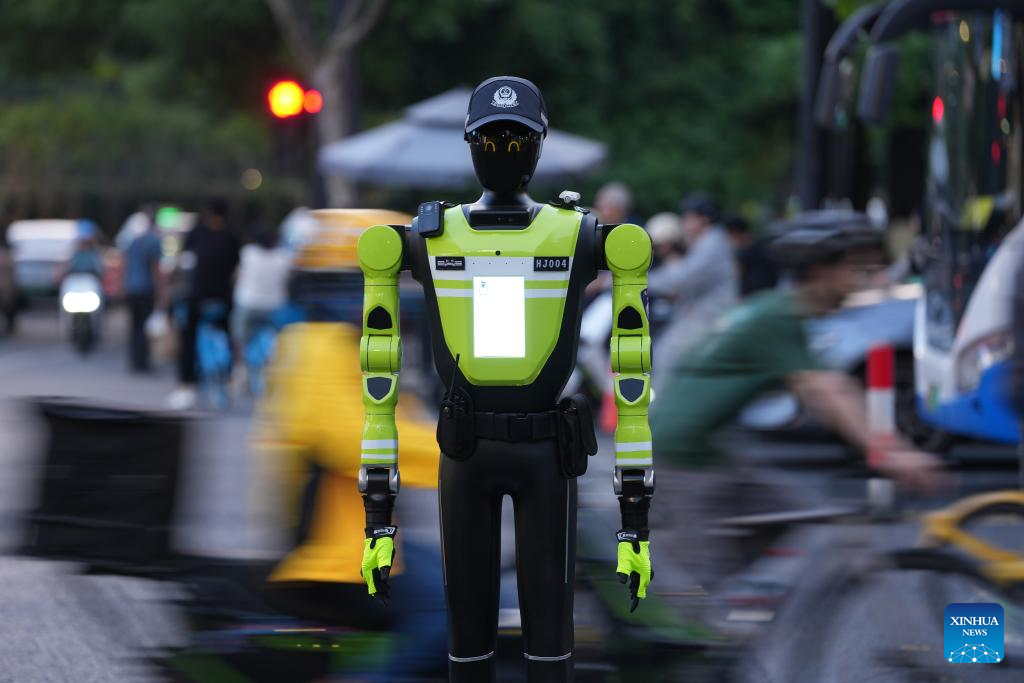 Sebuah robot pengurusan trafik pintar menjalankan tugas di satu persimpangan di kawasan komersial Hubin, Hangzhou, provinsi Zhejiang, timur China, 11 Mei 2026. (Xinhua/Huang Zongzhi)