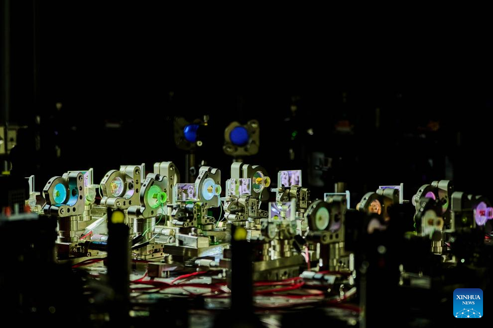 Foto yang diambil pada 10 April 2026 ini menunjukkan sebahagian prototaip pengkomputeran kuantum boleh atur cara, “Jiuzhang 4.0”. (Xinhua/Zhou Mu)