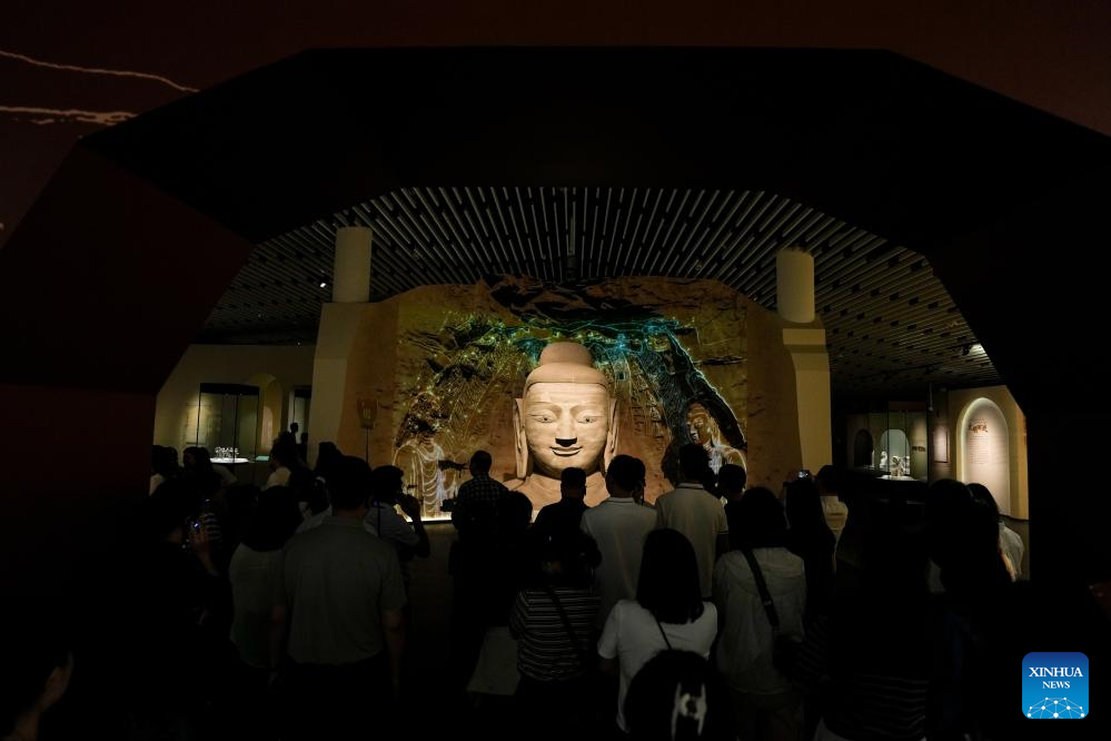 Pelawat mengunjungi pameran “Groto Yungang: Tapak warisan dunia era Pingcheng Dinasti Wei Utara” di Muzium Sanxingdui di bandar Guanghan, provinsi Sichuan, barat daya China, 18 Mei 2026. (Xinhua/Wang Xi)