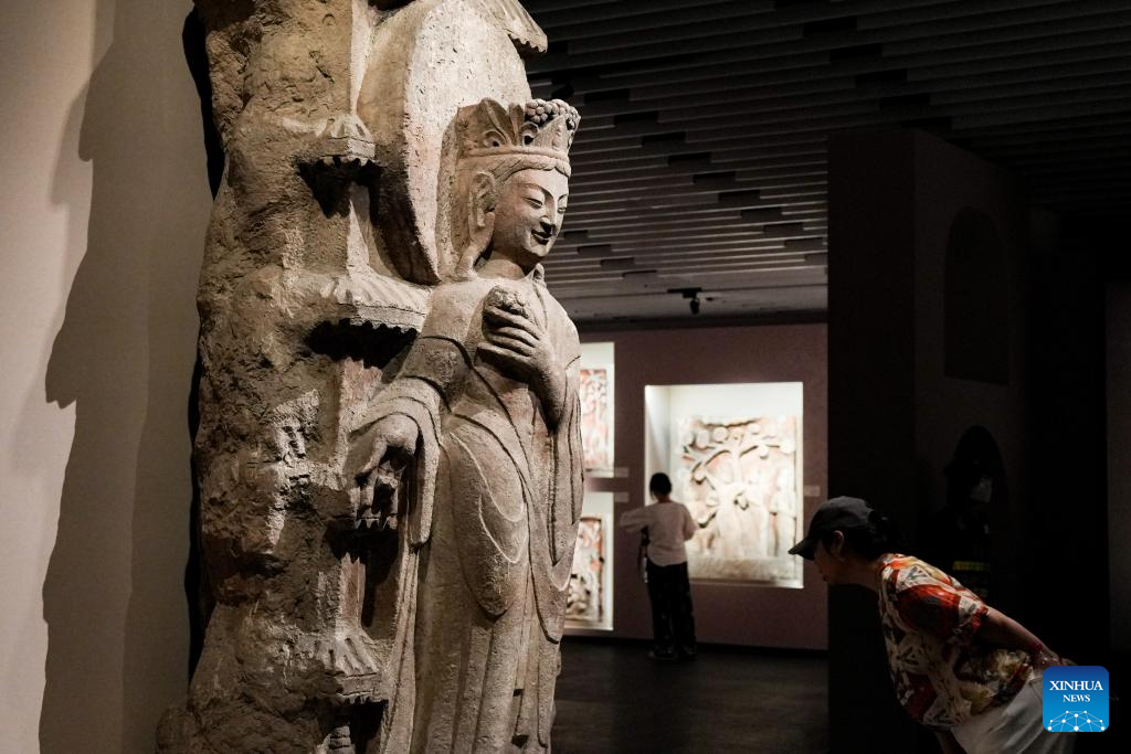 Pelawat mengunjungi pameran “Groto Yungang: Tapak warisan dunia era Pingcheng Dinasti Wei Utara” di Muzium Sanxingdui di bandar Guanghan, provinsi Sichuan, barat daya China, 18 Mei 2026. (Xinhua/Wang Xi)