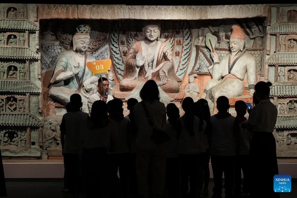 Pelawat mengunjungi pameran “Groto Yungang: Tapak warisan dunia era Pingcheng Dinasti Wei Utara” di Muzium Sanxingdui di bandar Guanghan, provinsi Sichuan, barat daya China, 18 Mei 2026. (Xinhua/Wang Xi)