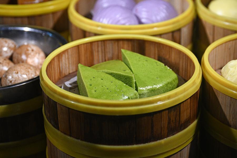 Foto bertarikh 16 Mei 2026 menunjukkan kek pandan di sebuah kedai di Wenchang, provinsi Hainan, selatan China. (Xinhua/Pu Xiaoxu)