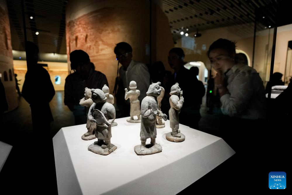 Pelawat mengunjungi pameran “Groto Yungang: Tapak warisan dunia era Pingcheng Dinasti Wei Utara” di Muzium Sanxingdui di bandar Guanghan, provinsi Sichuan, barat daya China, 18 Mei 2026. (Xinhua/Wang Xi)