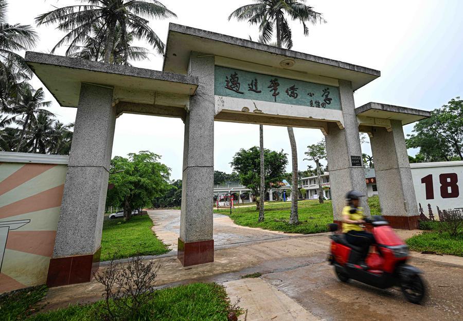 Foto bertarikh 15 Mei 2026 menunjukkan pintu masuk Sekolah Rendah Perantau China Maijin di Wenchang, provinsi Hainan, selatan China. (Xinhua/Pu Xiaoxu)