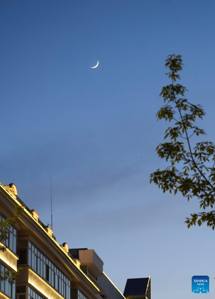 Foto yang diambil pada 19 Mei 2026 ini menunjukkan kemunculan planet Zuhrah di sebelah bulan pada senjakala di Resort Ski Yabuli, provinsi Heilongjiang, timur laut China. (Foto oleh Zeng Dong/Xinhua)