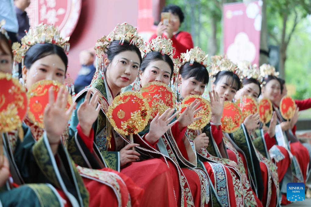 Pengantin perempuan bergambar bersama pada satu majlis perkahwinan berkumpulan di daerah Jizhou, Tianjin, utara China, 20 Mei 2026. (Xinhua/Li Ran)