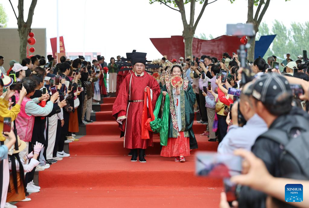 Pengantin baru mengambil bahagian dalam satu majlis perkahwinan berkumpulan di daerah Jizhou, Tianjin, utara China, 20 Mei 2026. (Xinhua/Li Ran)