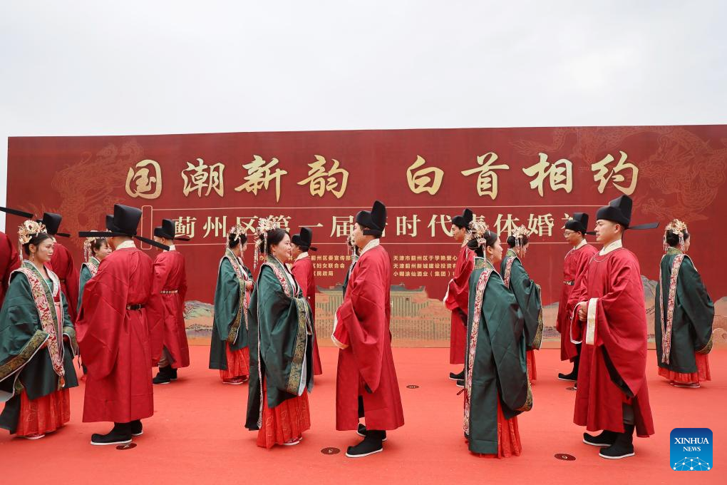 Pengantin baru mengambil bahagian dalam satu majlis perkahwinan berkumpulan di daerah Jizhou, Tianjin, utara China, 20 Mei 2026. (Xinhua/Li Ran)