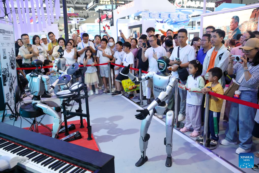 Robot membuat persembahan pada Pameran Industri Budaya Antarabangsa China ke-22 di Shenzhen, provinsi Guangdong, selatan China, 24 Mei 2026. (Xinhua/Liang Xu)