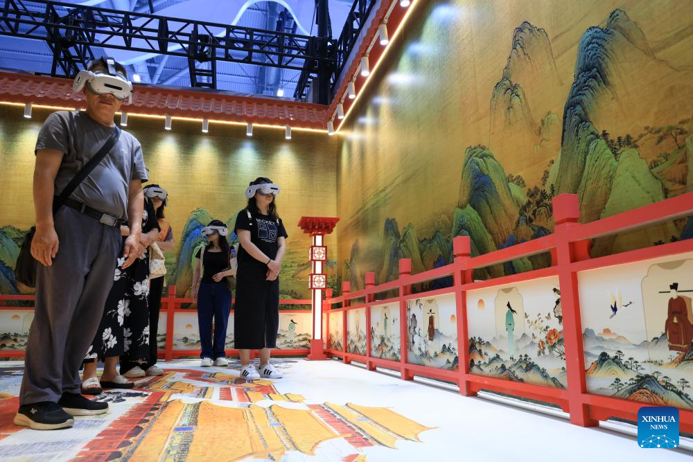 Pelawat mencuba pengalaman realiti maya (VR) imersif pada Pameran Industri Budaya Antarabangsa China ke-22 di Shenzhen, provinsi Guangdong, selatan China, 22 Mei 2026. (Xinhua/Mao Siqian)