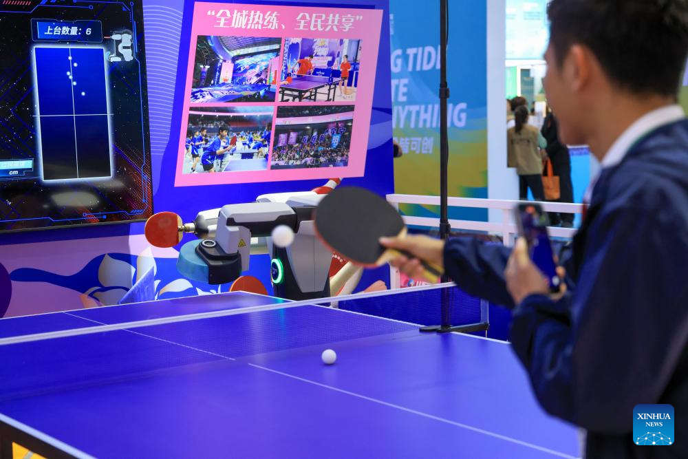 Seorang pelawat bermain pingpong dengan robot pada Pameran Industri Budaya Antarabangsa China ke-22 di Shenzhen, provinsi Guangdong, selatan China, 21 Mei 2026. (Xinhua/Mao Siqian)