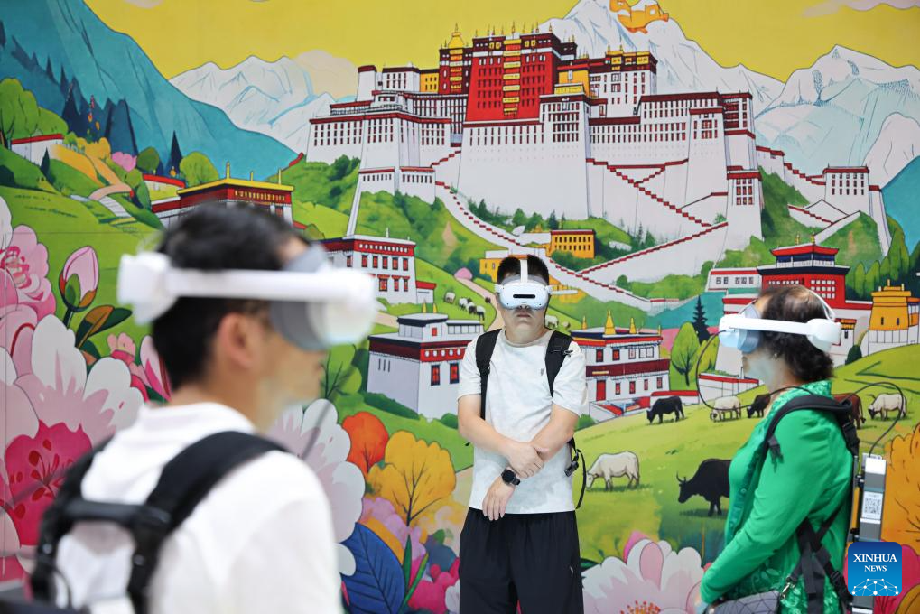 Pelawat mencuba pengalaman realiti maya (VR) imersif pada Pameran Industri Budaya Antarabangsa China ke-22 di Shenzhen, provinsi Guangdong, selatan China, 24 Mei 2026. (Xinhua/Liang Xu)
