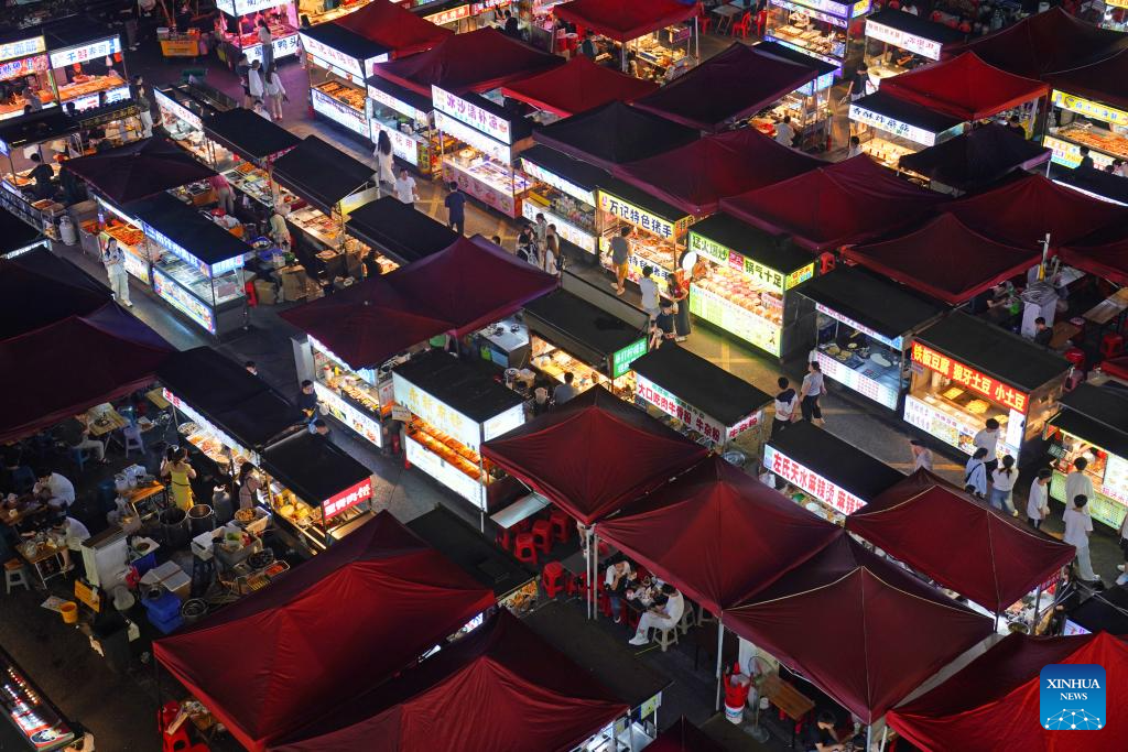 Foto bertarikh 12 Mei 2026 ini memaparkan pemandangan Pasar Malam Zijing di Zon Pembangungan Ekonomi Nanchang, provinsi Jiangxi, timur China. (Xinhua/Wan Xiang)