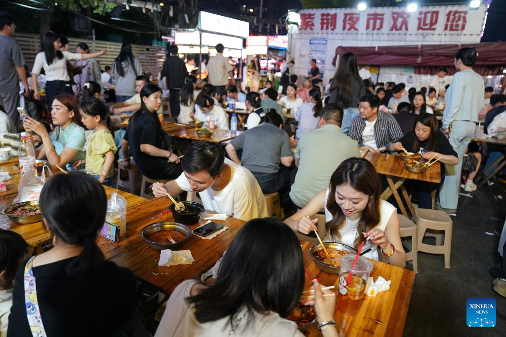 Pelancong menjamu selera di Pasar Malam Zijing di Zon Pembangungan Ekonomi Nanchang, provinsi Jiangxi, timur China, 12 Mei 2026. (Xinhua/Wan Xiang)