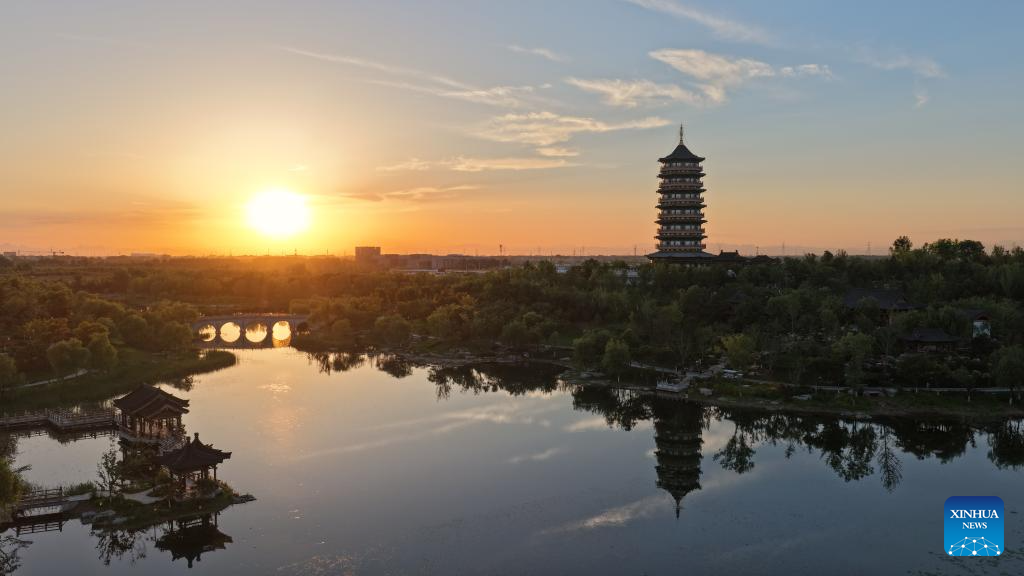 Foto dron yang diambil pada 28 Mei 2026 ini memaparkan pemandangan awal musim panas di daik Yannan di Tasik Baiyangdian, Kawasan Baharu Xiong’an, provinsi Hebei, utara China. (Xinhua/Fan Shihui)