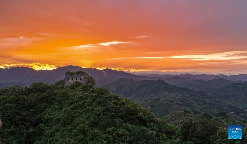Foto dron yang diambil pada 6 Jun 2026 menunjukkan panorama di Tembok Besar ketika matahari terbenam, di bandar Zunhua, provinsi Hebei, utara China. (Foto oleh Liu Mancang/Xinhua)