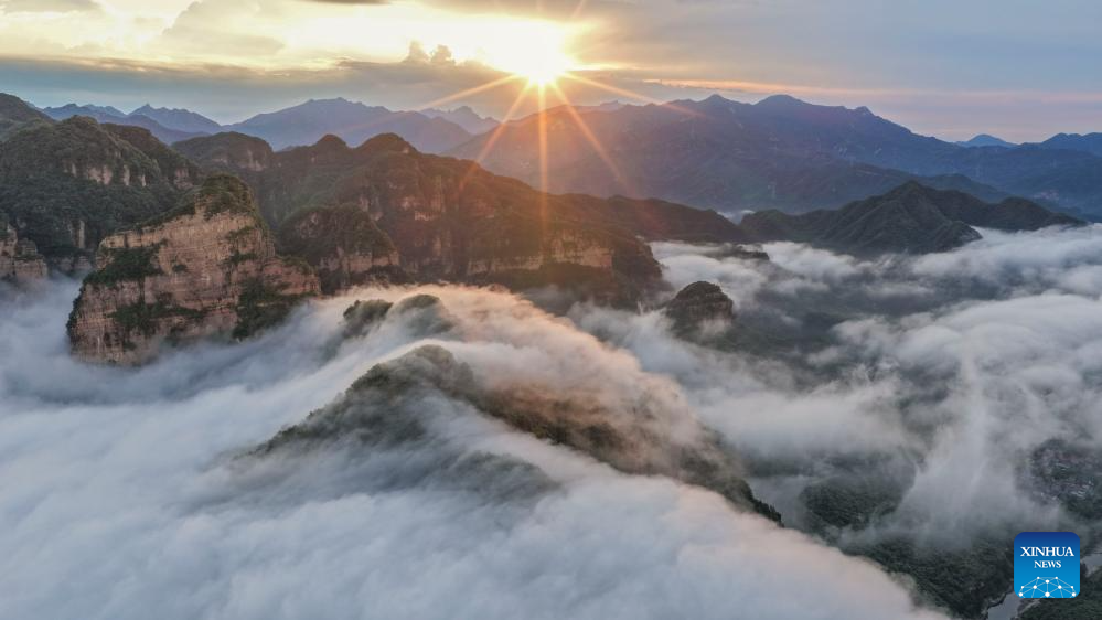 Foto dron bertarikh 9 Jun 2026 ini menunjukkan pemandangan lautan awan menyelubungi tempat peranginan Gunung Xinglong di bandar Chengde, provinsi Hebei, utara China. (Foto oleh Liu Mancang/Xinhua)