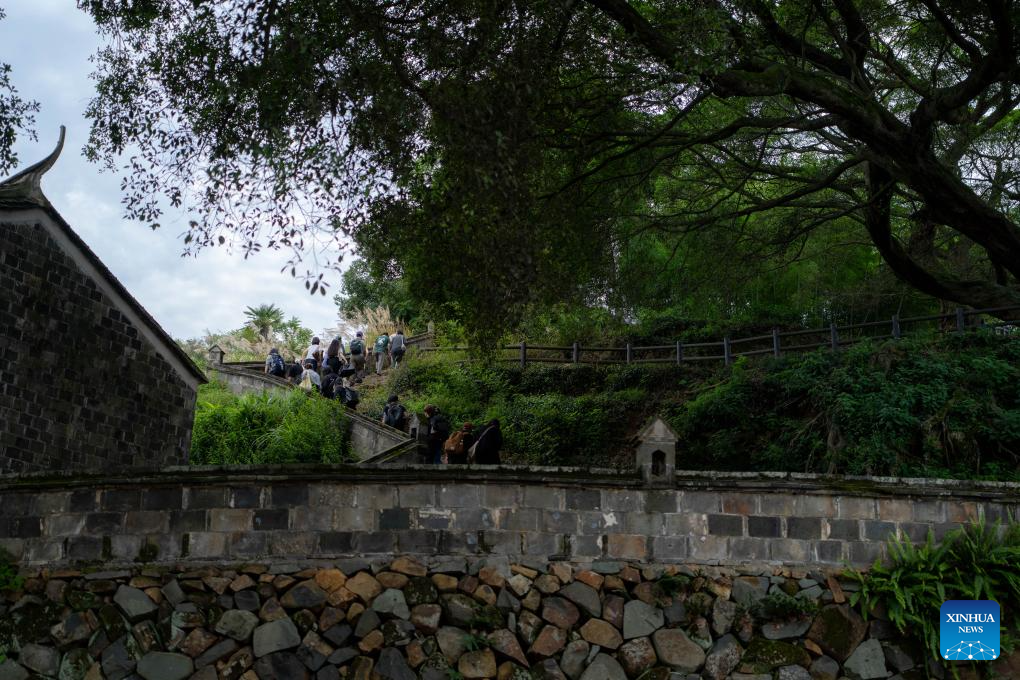 Pelawat mengunjungi kampung Banyueli di kaunti Xiapu, bandar Ningde, provinsi Fujian, tenggara China, 10 Jun 2026. (Xinhua/Zhang Xiaoyu)