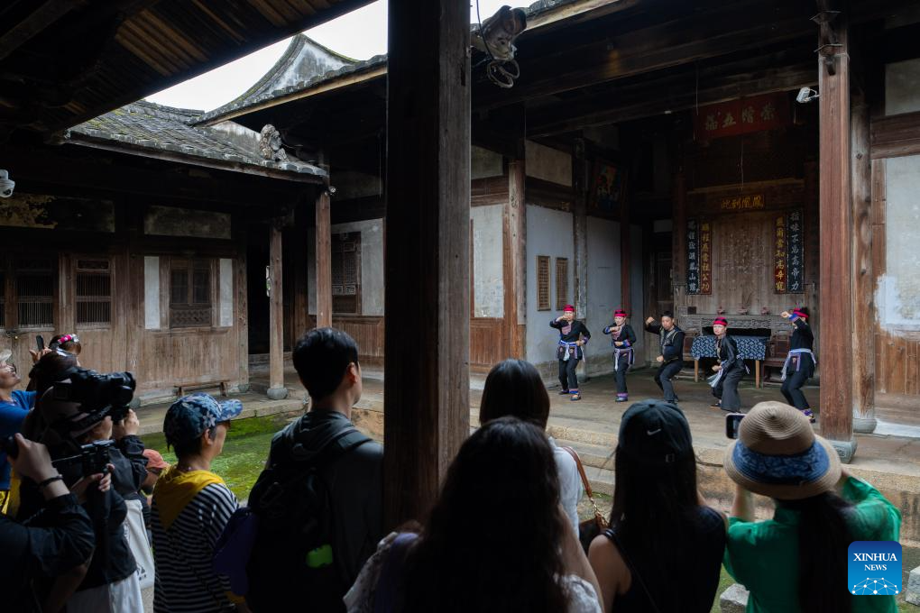 Pelawat menonton persembahan seni mempertahankan diri tradisional etnik She di kampung Banyueli, kaunti Xiapu, bandar Ningde, provinsi Fujian, tenggara China, 10 Jun 2026. (Xinhua/Zhang Xiaoyu)