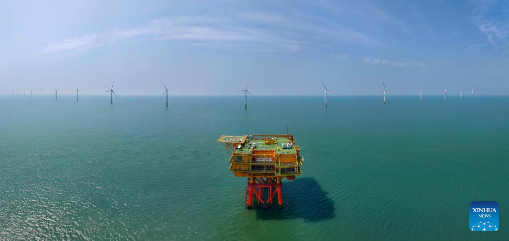Foto dron panorama pada 10 Jun 2026 ini menunjukkan pencawang naik dan turbin di ladang kuasa angin luar pesisir di Rudong, provinsi Jiangsu, timur China. (Foto oleh Ji Chunpeng/Xinhua)