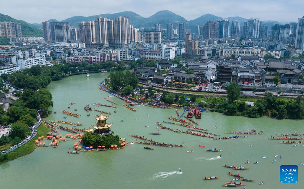 Foto dron bertarikh 14 Jun 2026 ini menunjukkan pasukan bot naga yang mengambil bahagian dalam perarakan atas air di daerah Bijiang, Tongren, provinsi Guizhou, barat daya China. (Foto oleh Peng Jun/Xinhua)